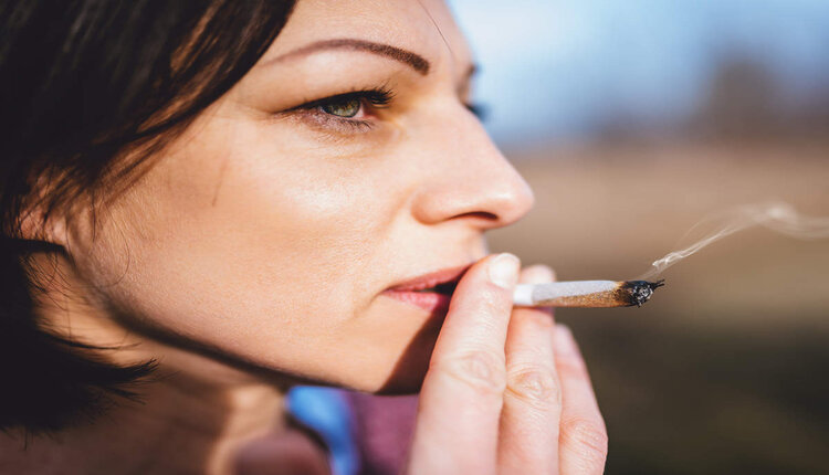 التدخين في المنام للمرأة العازبة